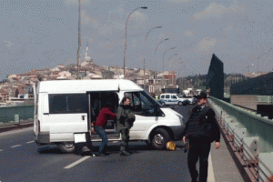 Hali&ccedil;'te bomba paniği: K&ouml;pr&uuml; trafiğe kapatıldı!