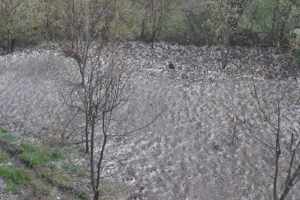 Bursa'da dolu sokakları beyaza b&uuml;r&uuml;d&uuml;