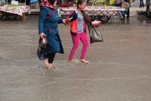 &Ccedil;orum'da 20 dakikalık sağanak, hayatı fel&ccedil; etti