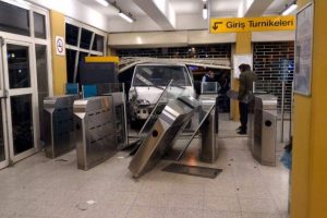 Bursa'da hızını alamayan kamyonet metro durağına daldı