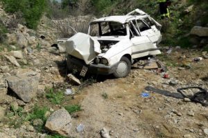 Otomobil u&ccedil;uruma yuvarlandı: 2 &ouml;l&uuml;
