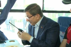 Davutoğlu telsizi eline aldı