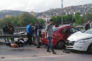 İzmit'te iki otomobil &ccedil;arpıştı: 8 yaralı
