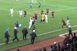Ma&ccedil; bitti: Tekme ve yumruklar havada u&ccedil;uştu