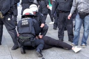 Almanya'da taşkınlık yapan PKK yandaşlarına polis m&uuml;dahalesi