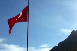 Bayrak dikme kavgası mahkemelik oldu