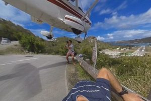 U&ccedil;ak havaalanına inerken fotoğraf &ccedil;eken turistin eline &ccedil;arptı