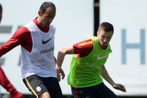 Galatasaray'da taraftarlar 100'er bin TL'lik derbi primine tepki g&ouml;sterdi