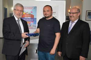 Bursa'da K&uuml;t&uuml;phaneli 'caps' yaptılar, &ouml;d&uuml;l&uuml; kaptılar