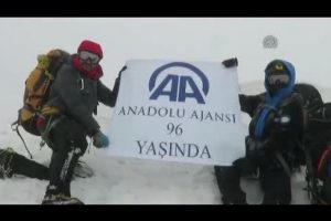 Bursalı dağcılar, AA'nın kuruluşunu Erciyes'in zirvesinde kutladı