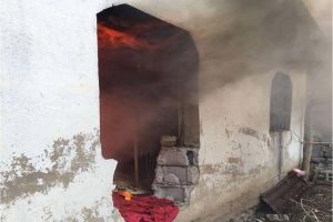 Y&uuml;ksekova'da PKK'nın tahribatları: Ka&ccedil;arken evleri de ateşe veriyor