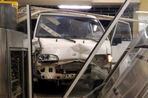 Bursa'da minib&uuml;s&uuml;n metro durağına dalması kamerada!