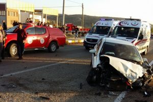 Otomobiller kafa kafaya &ccedil;arpıştı: 2 &ouml;l&uuml;