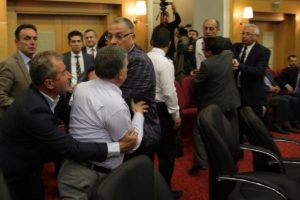 B&uuml;y&uuml;kşehir Meclisi'nde CHP'li kavgası