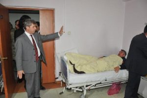 Bitlis Valisi &Ccedil;ınar yaralı askerleri hastanede ziyaret etti