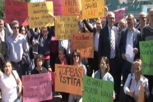 İşten &ccedil;ıkarılan iş&ccedil;iler İGDAŞ &ouml;n&uuml;nde eylem yaptı