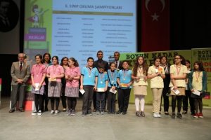 Bursa Nil&uuml;fer'de &ccedil;ocuklar boyları kadar kitap okudu