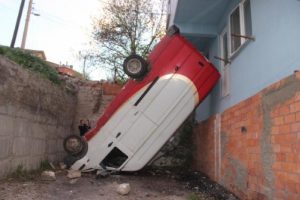 Minib&uuml;s apartman bah&ccedil;esine u&ccedil;tu