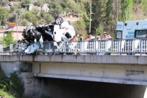 Otomobil k&ouml;pr&uuml; korkuluklarında asılı kaldı:1 &ouml;l&uuml;, 1 yaralı