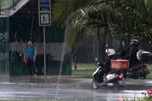 İstanbul'da &ouml;nce dolu ardından yağmur s&uuml;rprizi