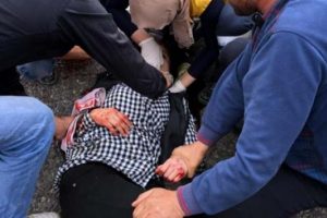 Hareket halindeki otomobilden atılan kadın ağır yaralı
