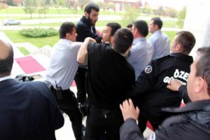 AK Partili K&uuml;l&uuml;nk'&uuml; protesto eden &ouml;ğrencilere m&uuml;dahale