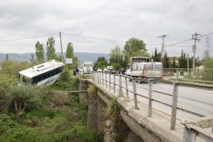 Bursa'da, dere yatağına u&ccedil;an midib&uuml;ste can pazarı!