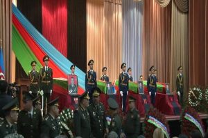 Azerbaycan şehitlerini sonsuzluğa uğurladı