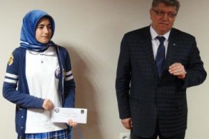 Lise &ouml;ğrencisi duygulandırdı