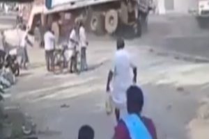 Kamyon yayaların arasına b&ouml;yle daldı