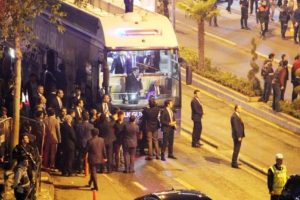 Davutoğlu ezilme tehlikesi ge&ccedil;irdi