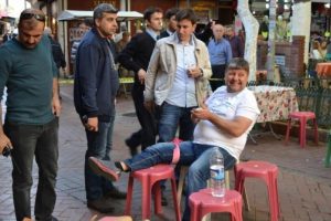 Ortağı bacağından tek kurşunla yaraladı