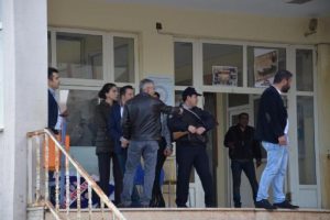 Doktor ve kardeşi hasta yakını tarafından d&ouml;v&uuml;ld&uuml;