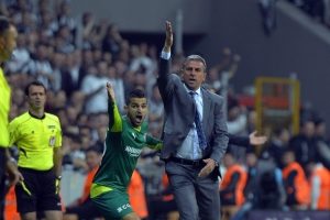 Hamza Hamzaoğlu ma&ccedil;ın son b&ouml;l&uuml;m&uuml;nde trib&uuml;ne g&ouml;nderildi