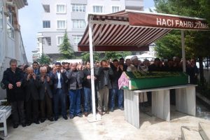 Annesinin cenaze namazını kıldırdı