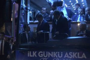Davutoğlu, AK Parti İl Başkanlığını ziyaret etti