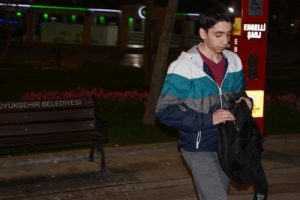 Liselinin unuttuğu okul &ccedil;antası paniğe neden oldu