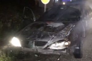 Takla atan otomobildeki s&uuml;r&uuml;c&uuml; yanmaktan son anda kurtuldu