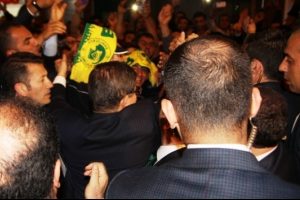 Başbakan Davutoğlu Şanlıurfa'da ezilme tehlikesi ge&ccedil;irdi