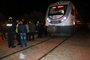 Motosikletle trenin altına girdiler! 2 &ouml;l&uuml;!