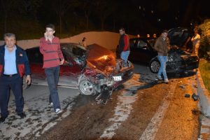 İki otomobil kafa kafaya &ccedil;arpıştı: 2 yaralı
