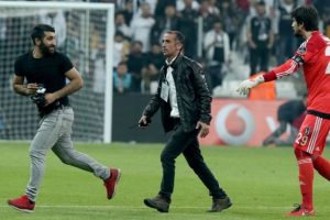 Beşiktaş-Bursaspor ma&ccedil;ında g&ouml;zlerden ka&ccedil;an bir olay karşılaşma sonrası ortaya &ccedil;ıktı