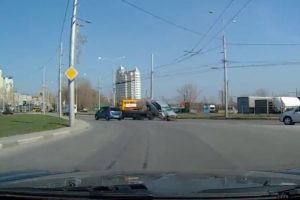 &Ccedil;ekici otomobili yola d&uuml;ş&uuml;rd&uuml;