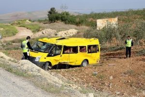 &Ouml;ğrenci servisi devrildi: 31 yaralı