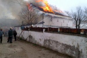 Karab&uuml;k'te 2 katlı ev yandı