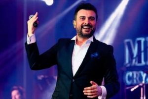 S&ouml;ylediği şarkılarla mest etti...