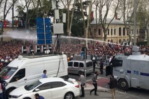 Beşiktaş taraftarına m&uuml;dahale d&uuml;nya basınında