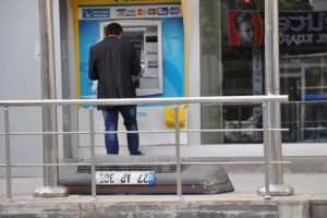 Polisten ka&ccedil;arken kaza yaptı, plakası d&uuml;ş&uuml;nce yakalandı