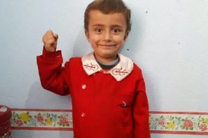Kaybolan 6 yaşındaki oğlunun kıyafetlerini koklayıp avunuyor