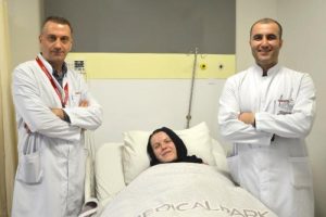 26 yaşındaki 6 aylık hamile kadın kanseri yendi